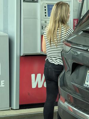 Süße Blondine an der Tankstelle