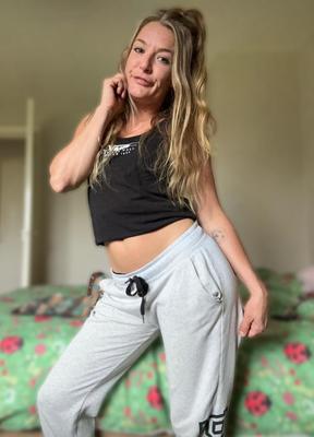 スキニーブロンドのチャブ女の小さなおっぱい