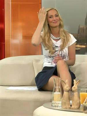 Wir alle wissen genau das du kein Höschen an hast