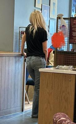 ジーンズのホットブロンド熟女のお尻