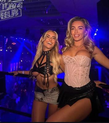 Blonde Left or Right 